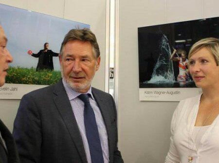 Oberbürgermeister Jann Jakobs mit Kanu-Olympiasiegerin Katrin Wagner-Augustin und Fotograf Eberhard Thonfeld. Foto: Landeshauptstadt Potsdam/Stefan Schulz
