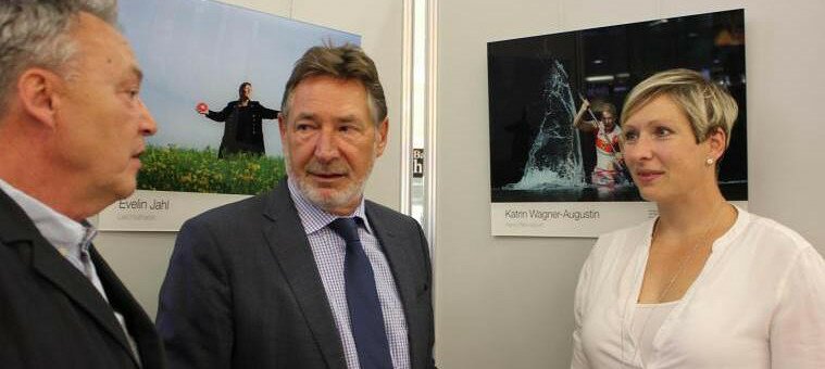 Oberbürgermeister Jann Jakobs mit Kanu-Olympiasiegerin Katrin Wagner-Augustin und Fotograf Eberhard Thonfeld. Foto: Landeshauptstadt Potsdam/Stefan Schulz
