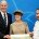 Scheckübergabe Ministerpräsident Woidke an Katja Ebstein im Beisein Küchenchef Torsten Kleinschmidt, Foto brandenburg.de