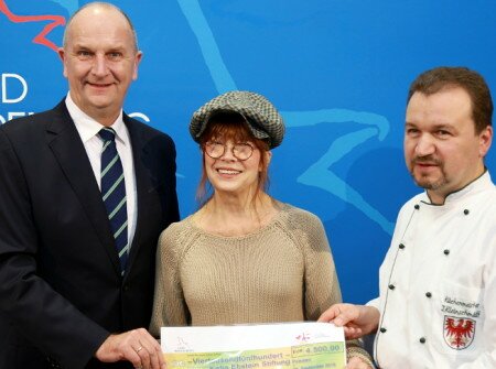 Scheckübergabe Ministerpräsident Woidke an Katja Ebstein im Beisein Küchenchef Torsten Kleinschmidt, Foto brandenburg.de
