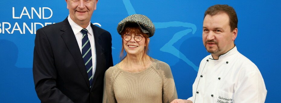 Scheckübergabe Ministerpräsident Woidke an Katja Ebstein im Beisein Küchenchef Torsten Kleinschmidt, Foto brandenburg.de