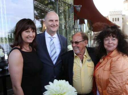 Ministerpräsident Dietmar Woidke mit Ehefrau Susanne und Herbert Köfer mit Ehefrau Heike, Foto brandenburg.de