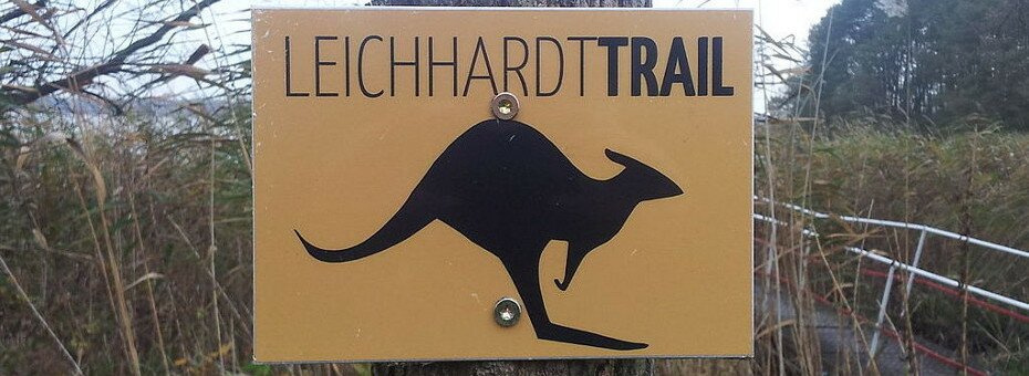 "Schild Leichhardt Trail“ von Michael Wolf/Wikimedia.org Hinweisschild auf den Leichhardt Trail am Schwielochsee in Zaue