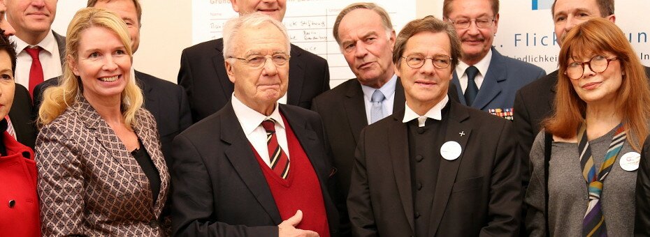 Katja Ebstein (re) und Manfred Stolpe (3. vo re vorne) unterstützen das Bündnis für Brandenburg/Foto brandenburg.de