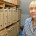 Jutta Reusch-Treuwerth hält am 04.08.2014 in Hohen Neuendorf (Brandenburg) eien Ordner mit alten Leserbriefen in den Händen. Die ehemalige Journalistin war in der DDR bekannt durch ihre sexuelle Aufklärungsserie "Unter vier Augen". Foto: Bernd Settnik dpa